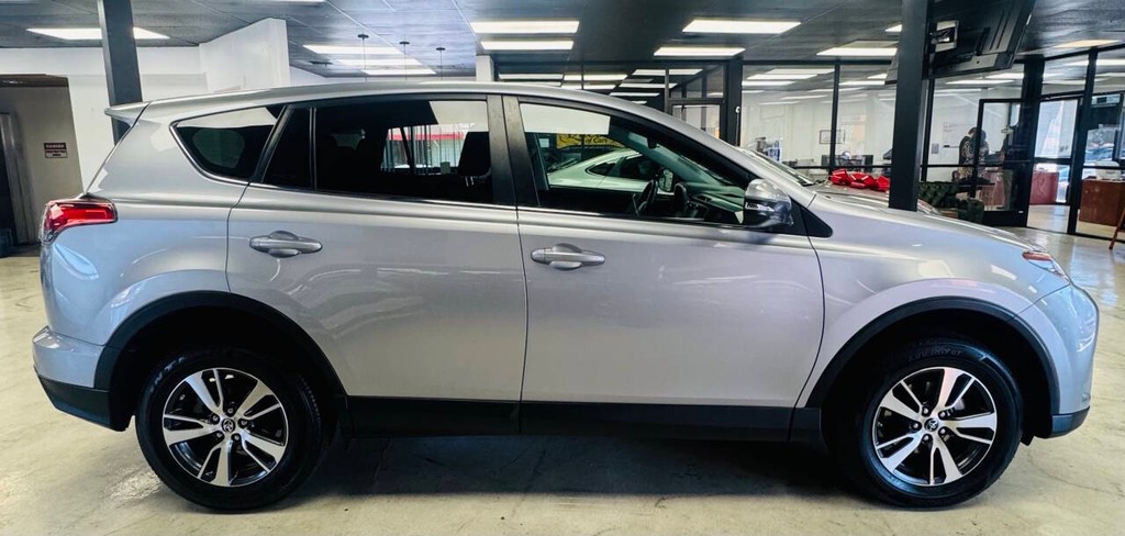 Toyota RAV4 Vehicle Full-screen Gallery Image 05