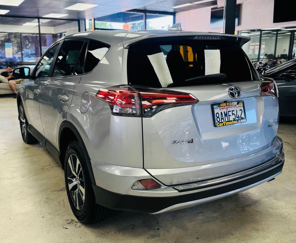 Toyota RAV4 Vehicle Full-screen Gallery Image 06