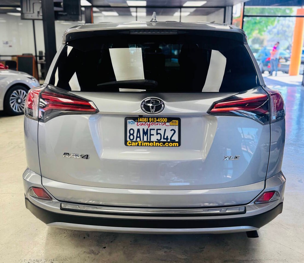 Toyota RAV4 Vehicle Full-screen Gallery Image 07