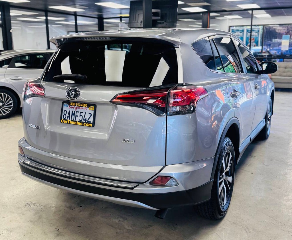 Toyota RAV4 Vehicle Full-screen Gallery Image 08