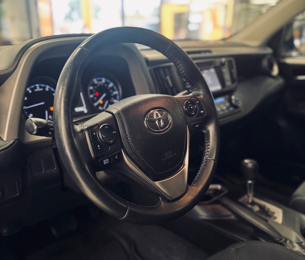 Toyota RAV4 Vehicle Full-screen Gallery Image 09