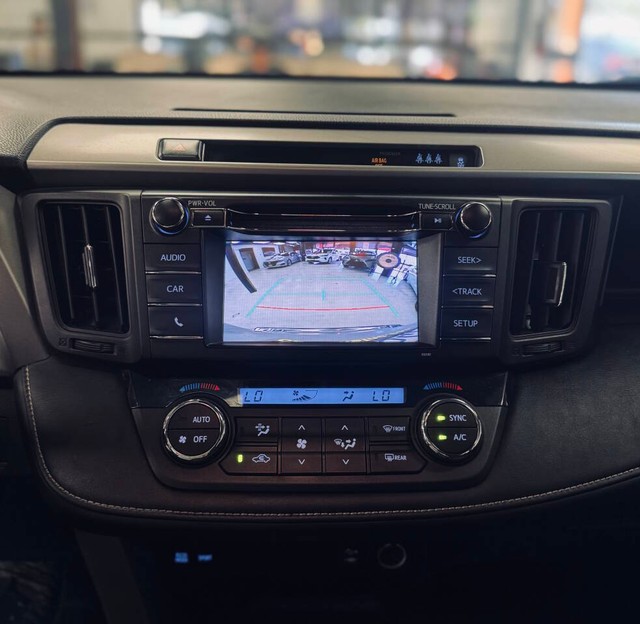 Toyota RAV4 Vehicle Full-screen Gallery Image 10