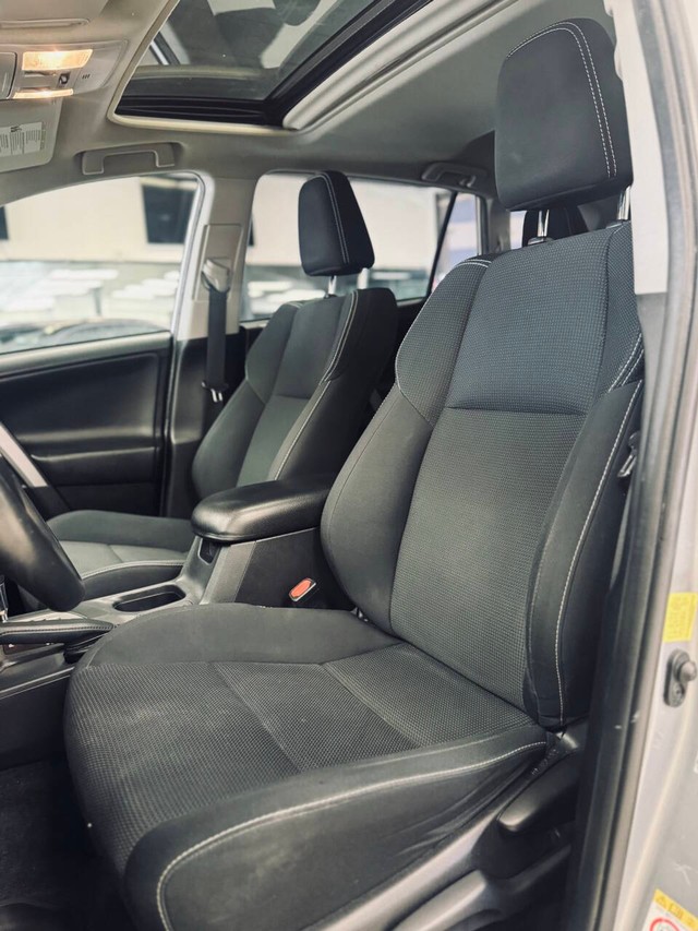 Toyota RAV4 Vehicle Full-screen Gallery Image 11