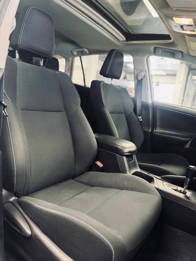 Toyota RAV4 Vehicle Full-screen Gallery Image 12