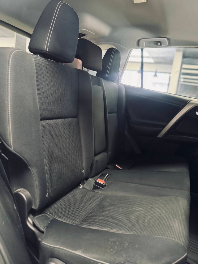 Toyota RAV4 Vehicle Full-screen Gallery Image 13