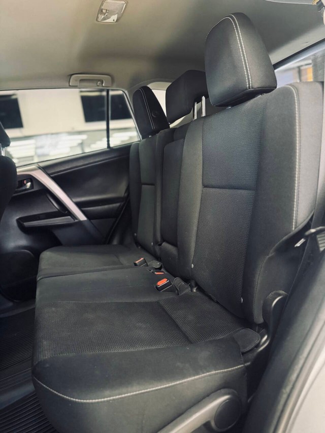 Toyota RAV4 Vehicle Full-screen Gallery Image 14