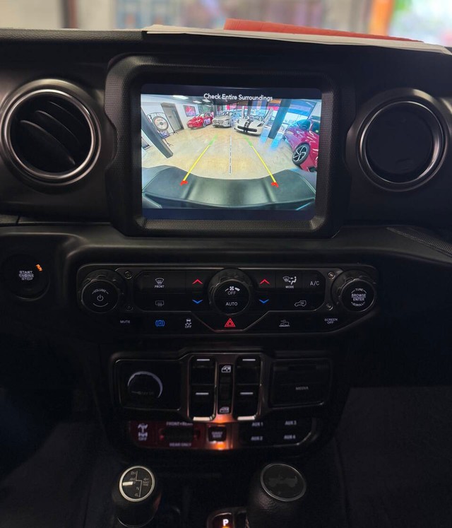 Jeep Wrangler Unlimited Vehicle Full-screen Gallery Image 17