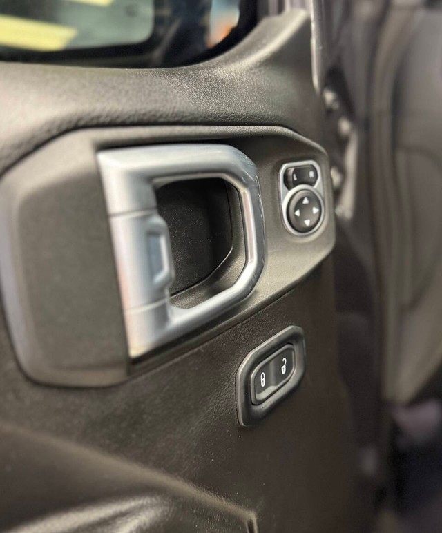 Jeep Wrangler Unlimited Vehicle Full-screen Gallery Image 20