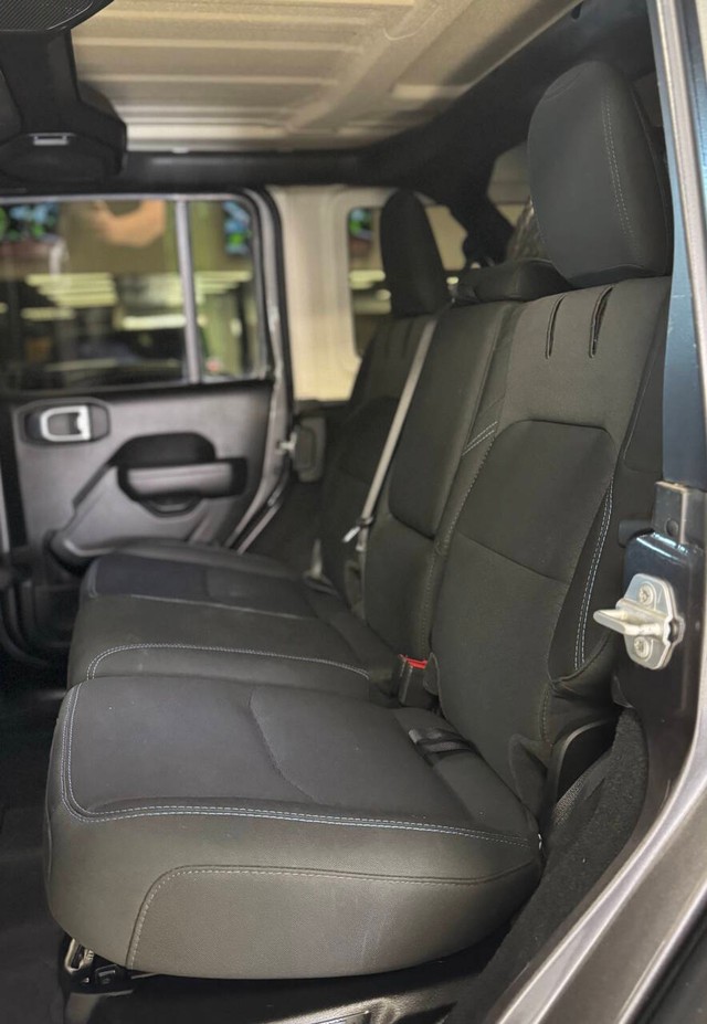 Jeep Wrangler Unlimited Vehicle Full-screen Gallery Image 23