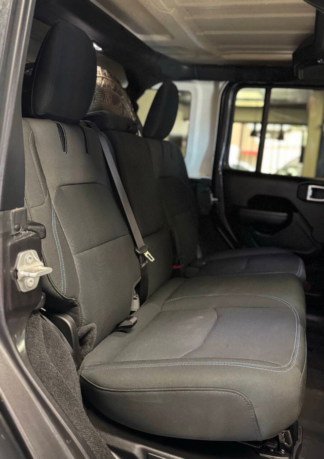 Jeep Wrangler Unlimited Vehicle Full-screen Gallery Image 25