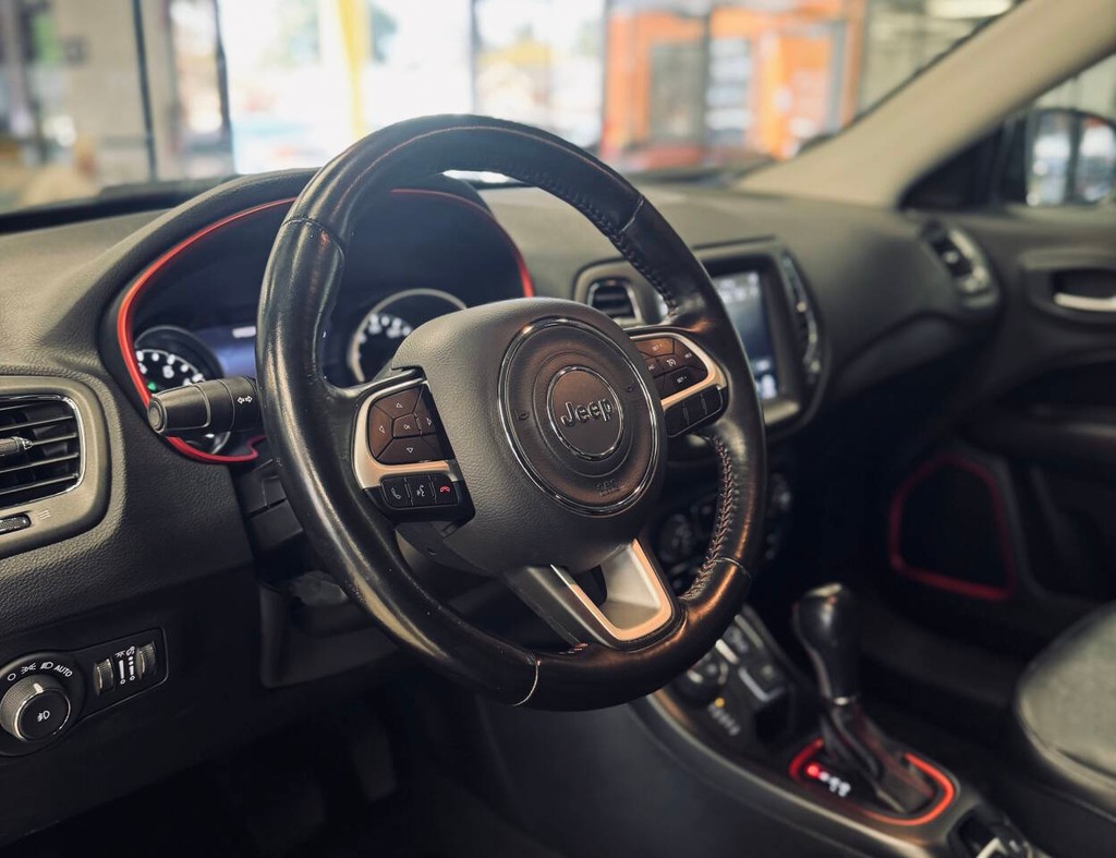 Jeep Compass Vehicle Full-screen Gallery Image 09