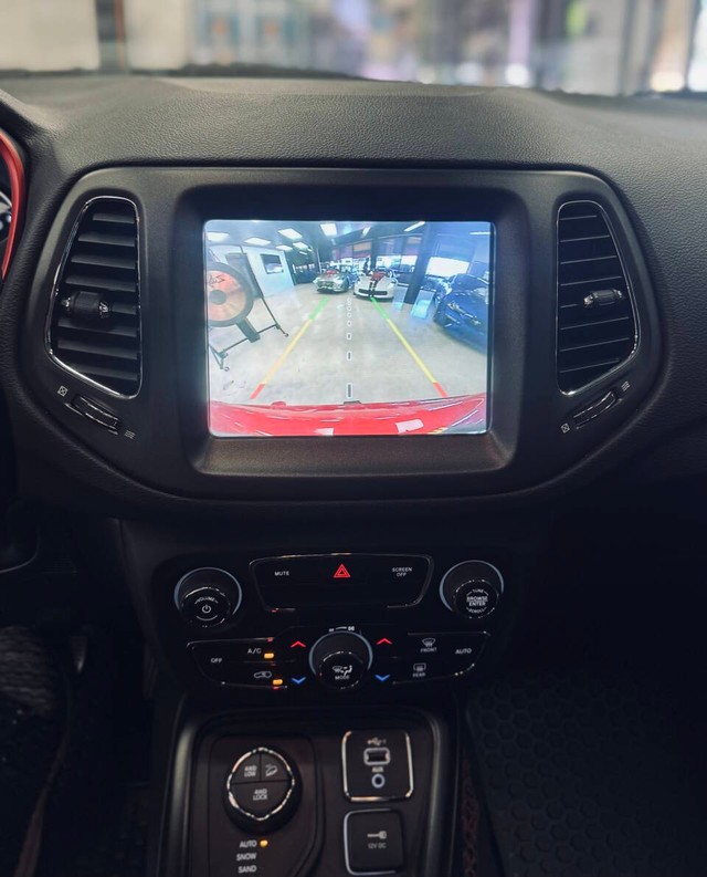 Jeep Compass Vehicle Full-screen Gallery Image 10