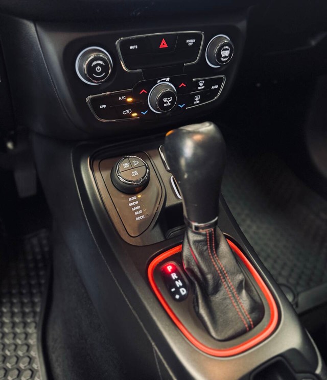 Jeep Compass Vehicle Full-screen Gallery Image 12