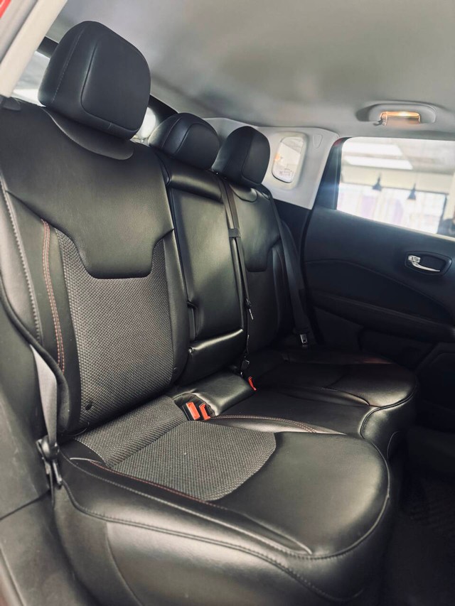 Jeep Compass Vehicle Full-screen Gallery Image 14