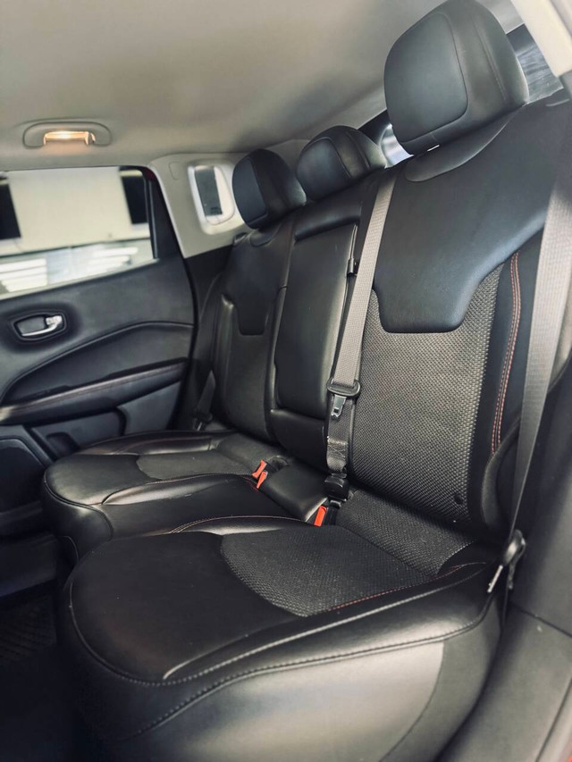 Jeep Compass Vehicle Full-screen Gallery Image 15