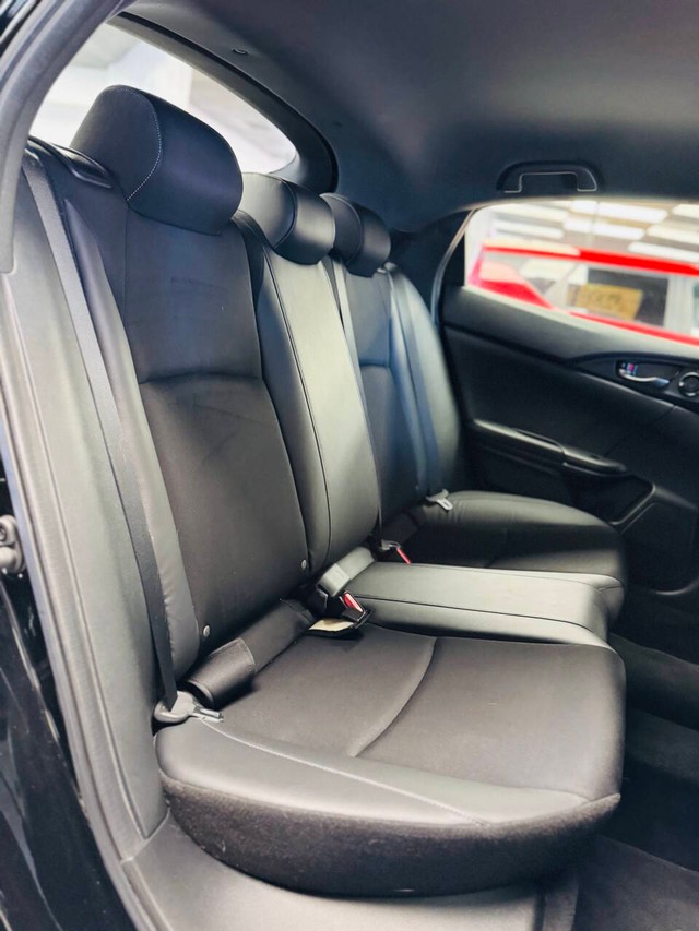 Honda Civic Hatchback Vehicle Full-screen Gallery Image 12