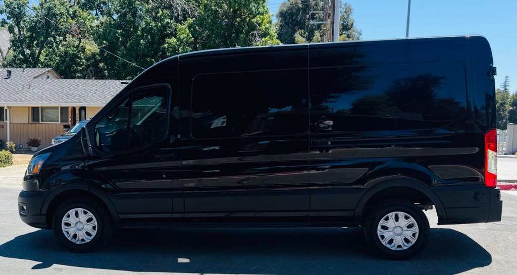 Ford E-Transit Cargo Van Vehicle Full-screen Gallery Image 04