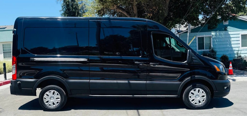 Ford E-Transit Cargo Van Vehicle Full-screen Gallery Image 05