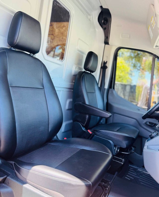 Ford E-Transit Cargo Van Vehicle Full-screen Gallery Image 12