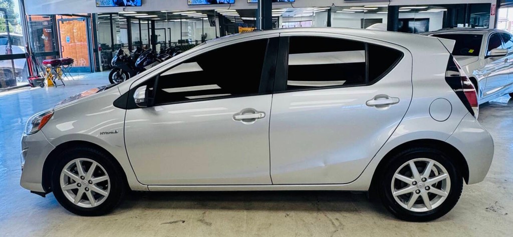 Toyota Prius c Vehicle Full-screen Gallery Image 04