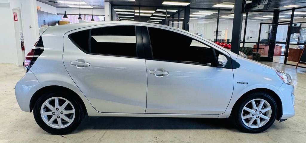 Toyota Prius c Vehicle Full-screen Gallery Image 05