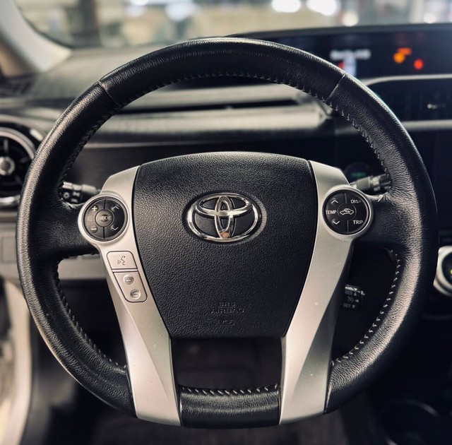 Toyota Prius c Vehicle Full-screen Gallery Image 09