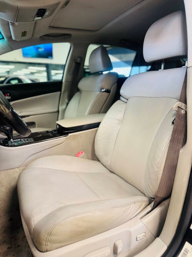 Lexus GS 350 Vehicle Full-screen Gallery Image 13