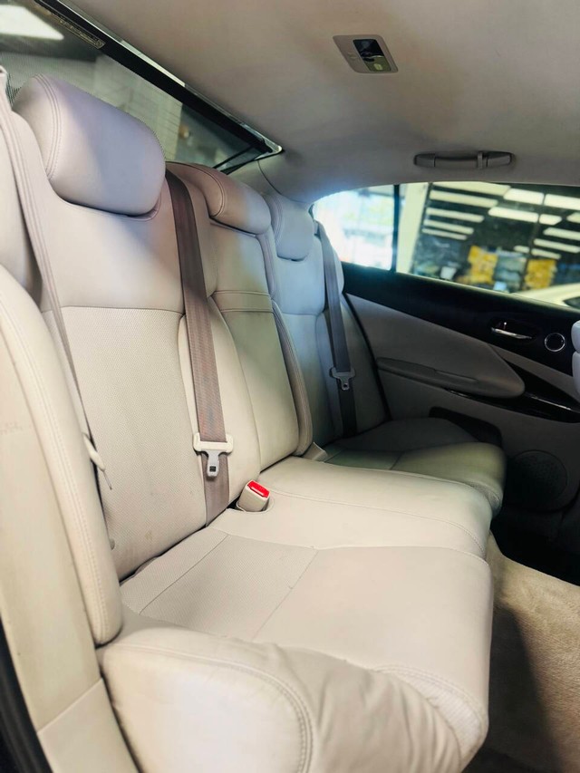 Lexus GS 350 Vehicle Full-screen Gallery Image 15