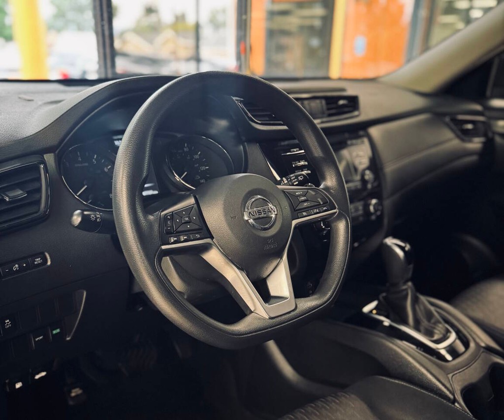 Nissan Rogue Vehicle Full-screen Gallery Image 10