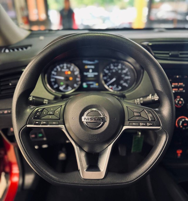 Nissan Rogue Vehicle Full-screen Gallery Image 09