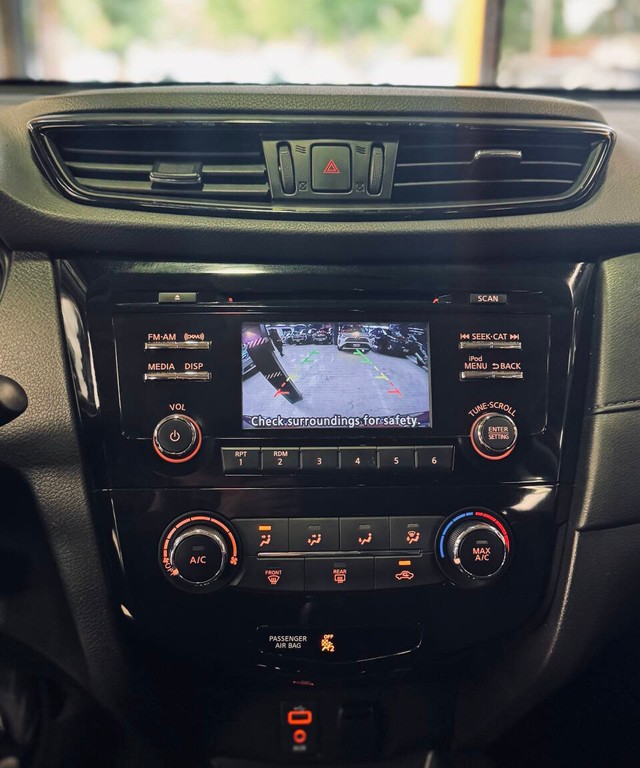 Nissan Rogue Vehicle Full-screen Gallery Image 11