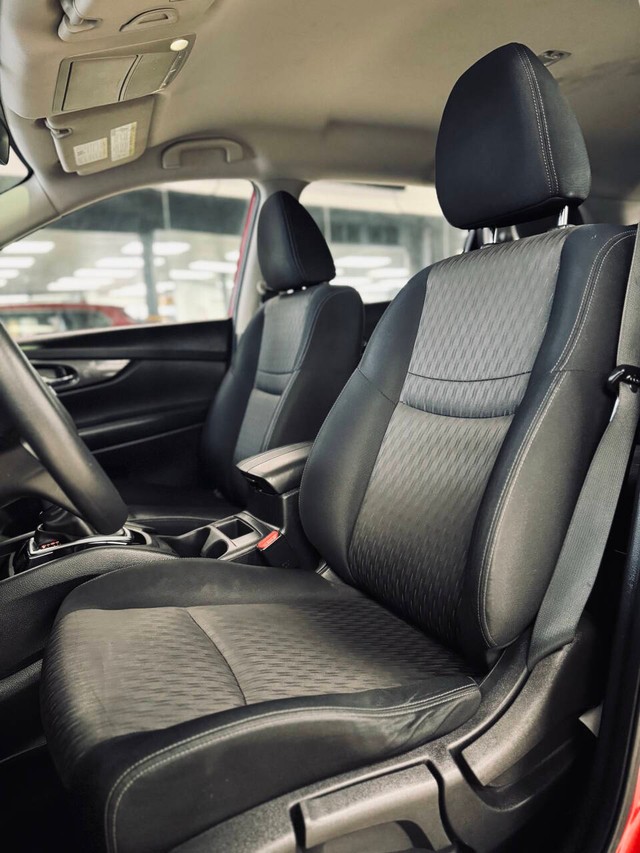 Nissan Rogue Vehicle Full-screen Gallery Image 12