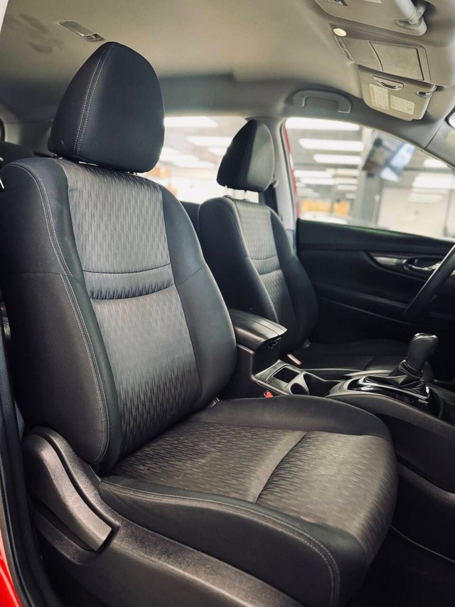 Nissan Rogue Vehicle Full-screen Gallery Image 13