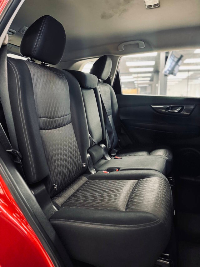 Nissan Rogue Vehicle Full-screen Gallery Image 14