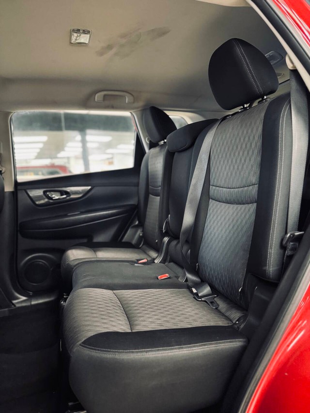 Nissan Rogue Vehicle Full-screen Gallery Image 15