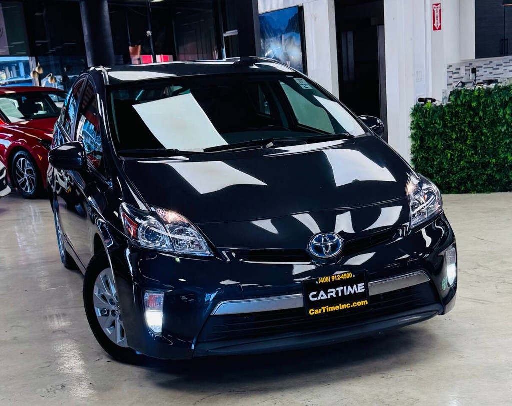 Toyota Prius Plug-In Vehicle Full-screen Gallery Image 02