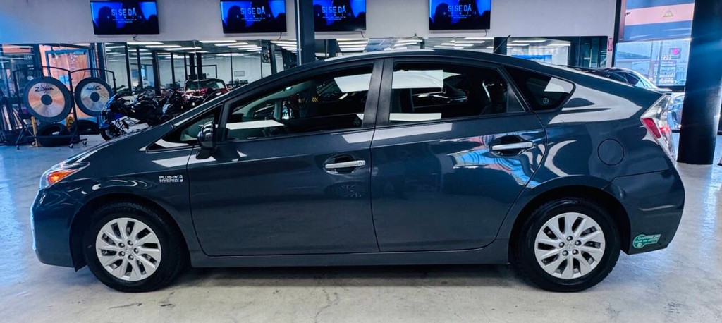 Toyota Prius Plug-In Vehicle Full-screen Gallery Image 03
