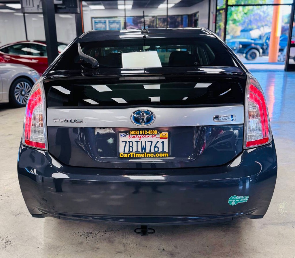 Toyota Prius Plug-In Vehicle Full-screen Gallery Image 06