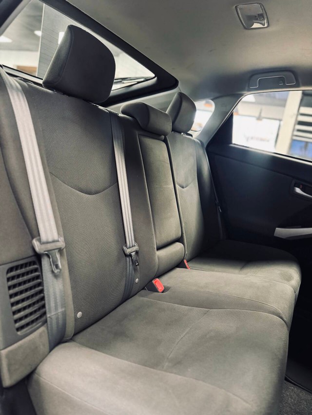 Toyota Prius Plug-In Vehicle Full-screen Gallery Image 14