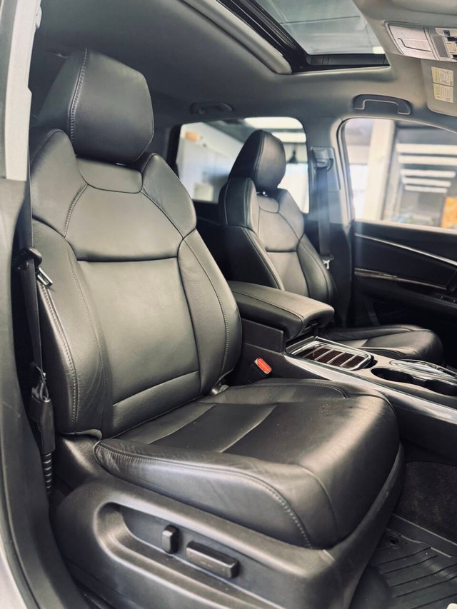 Acura MDX Vehicle Full-screen Gallery Image 10