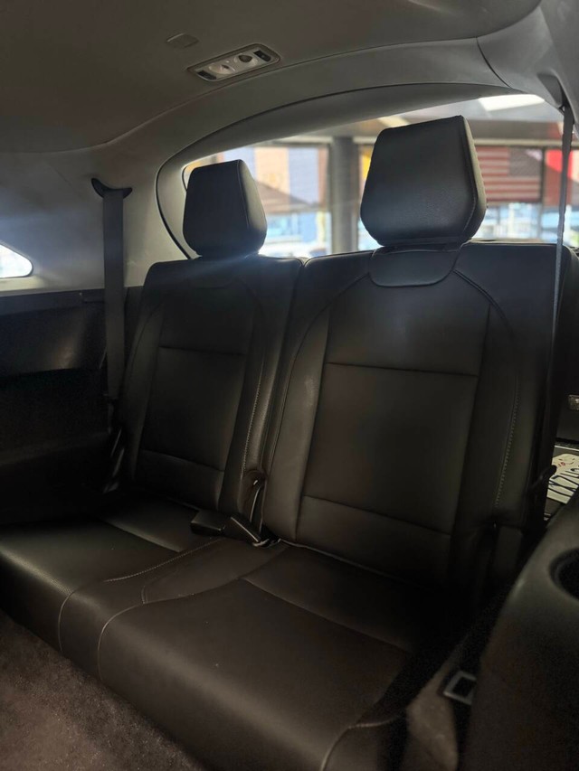 Acura MDX Vehicle Full-screen Gallery Image 13