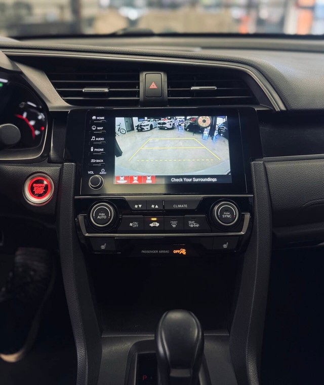 Honda Civic Hatchback Vehicle Full-screen Gallery Image 12