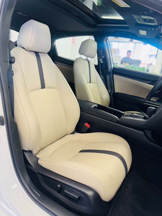 Honda Civic Hatchback Vehicle Full-screen Gallery Image 14