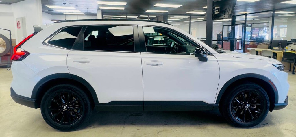 Honda CR-V Hybrid Vehicle Full-screen Gallery Image 04