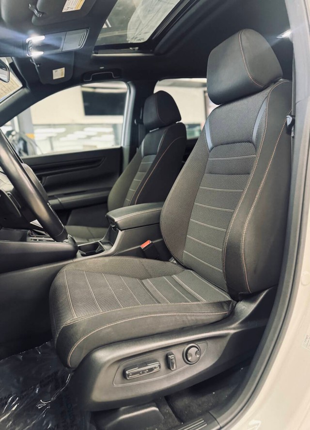 Honda CR-V Hybrid Vehicle Full-screen Gallery Image 12