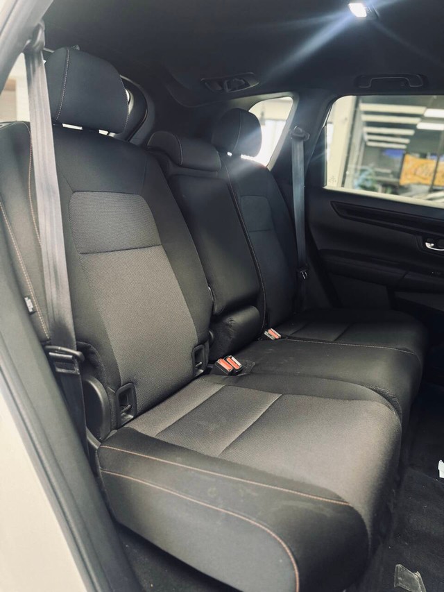 Honda CR-V Hybrid Vehicle Full-screen Gallery Image 14