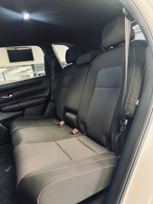 Honda CR-V Hybrid Vehicle Full-screen Gallery Image 15