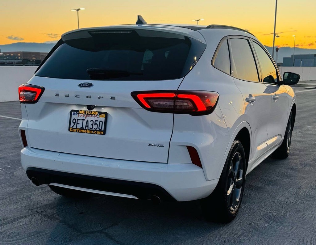 Ford Escape Vehicle Full-screen Gallery Image 08