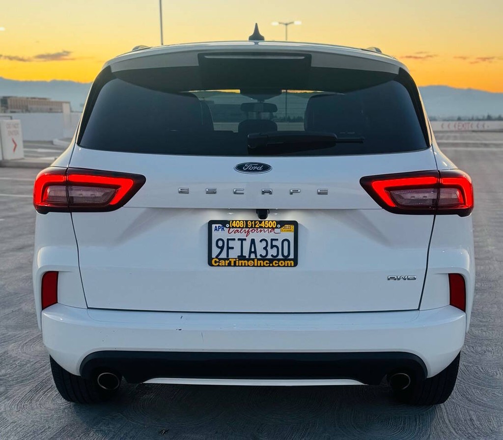 Ford Escape Vehicle Full-screen Gallery Image 10