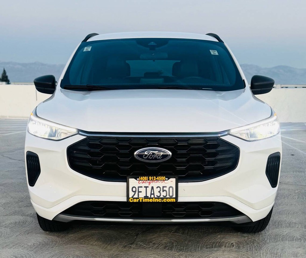 Ford Escape Vehicle Full-screen Gallery Image 12